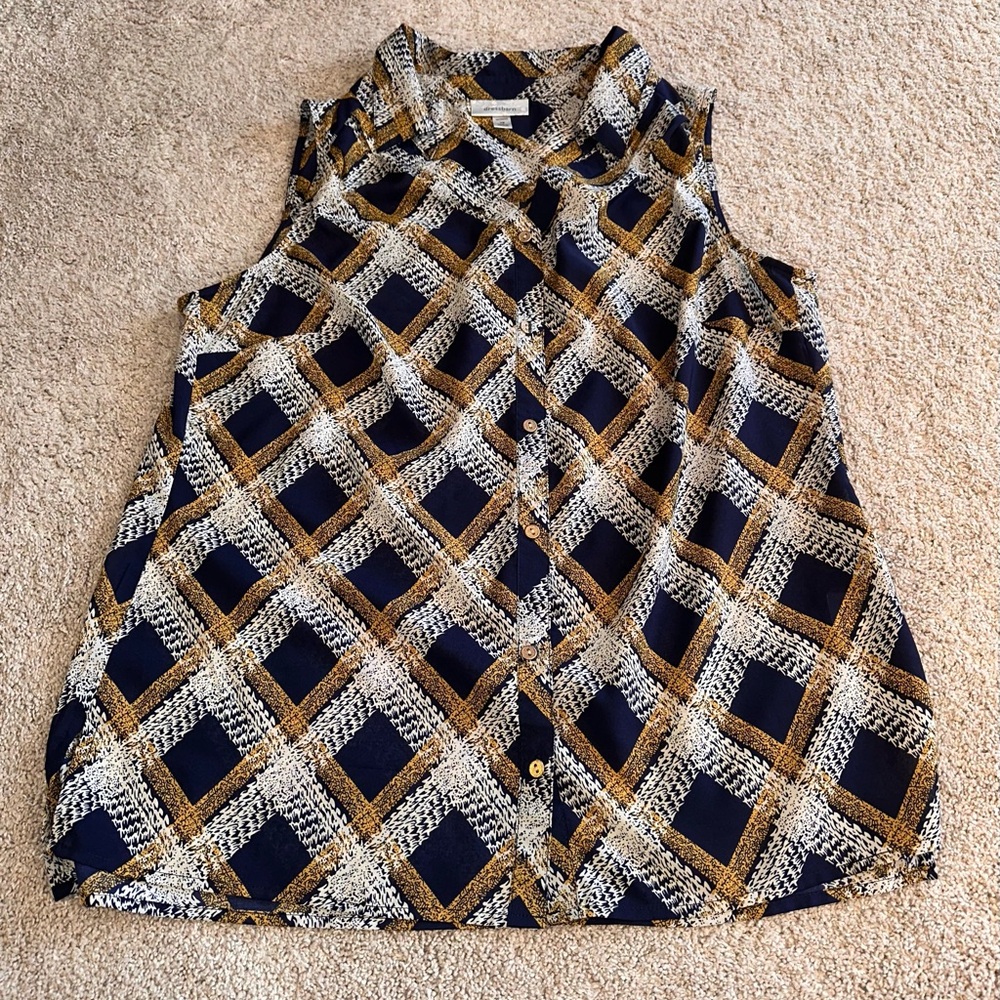 Dressbarn. Sleeveless Geometric Patterned Top. Size 1X - Picture 2 of 9
